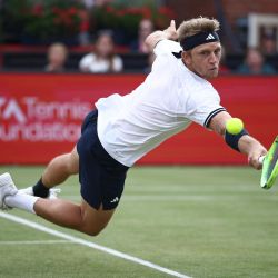 El español Alejandro Davidovich Fokina se lanza para devolver la pelota ante el británico Cameron Norrie durante su partido de dieciseisavos de final individuales masculinos del ATP HSBC Championships, disputado en el Queen's Club, al oeste de Londres. | Foto:HENRY NICHOLLS / AFP