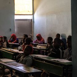 Estudiantes asisten a clase en un centro de alfabetización para hijos de trabajadores migrantes creado por la Organización de Apoyo y Asistencia a Migrantes y Refugiados en Nouadhibou, Mauritania. | Foto:Patrick Meinhardt / AFP