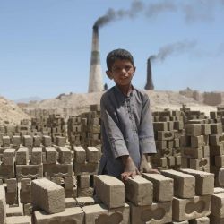 Imagen de un niño afgano trabajando en una fábrica de ladrillos, en Kabul, Afganistán. Millones de niños afganos abandonan la escuela para trabajar en hornos de ladrillos, mercados, sitios de construcción y talleres, impulsados porla exrema pobreza que ha destrozado familias en todo el país. | Foto:Xinhua/Saifurahman Safi