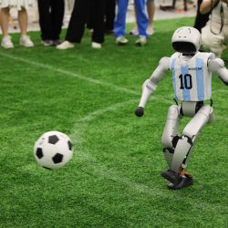 Imagen de un robot con la camiseta Selección Argentina jugando fútbol en el interior de un parque industrial de innovación en inteligencia encarnada, en Zhongguancun, distrito de Haidian de Beijing, capital de China. Este parque industrial alberga varias empresas destacadas en este campo. Gracias a la alta concentración de empresas, les resulta muy fácil encontrar socios a lo largo de la cadena de suministro, literalmente subiendo y bajando las escaleras del edificio de oficinas. | Foto:Xinhua/Wang Jingqiang