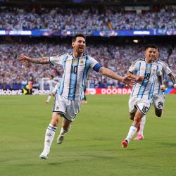 Lionel Messi de Argentina celebra el primer gol de su equipo durante el partido del Grupo J de la Copa Mundial de la FIFA 2026 entre Argentina y Argelia en el Estadio de Kansas City. | Foto:Charlotte Wilson/Getty Images/AFP