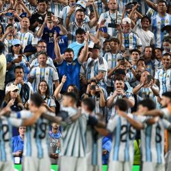Los jugadores argentinos celebran frente a los aficionados tras ganar el partido de fútbol del Grupo J del Mundial 2026 entre Argentina y Argelia en el Estadio de Kansas City, en Kansas City. | Foto:Roberto Schmidt / AFP