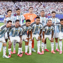 ugadores de Argentina posan para fotografías grupales previo al partido del Grupo J de la fase de grupos de la Copa Mundial de la FIFA 2026 ante Argelia, celebrado en el Estadio Kansas City, en Kansas City, Estados Unidos. | Foto:Xinhua/Li Ming)