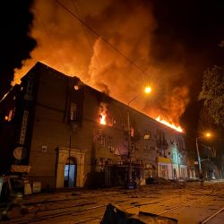 Esta fotografía muestra un edificio residencial en llamas tras un ataque aéreo en Zaporiyia, en el contexto de la invasión rusa de Ucrania. | Foto:Darya Nazarova / AFP
