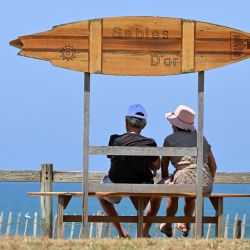 Varias personas toman el sol en Anglet mientras la ola de calor azota el suroeste de Francia. | Foto:Gaizka Iroz / AFP
