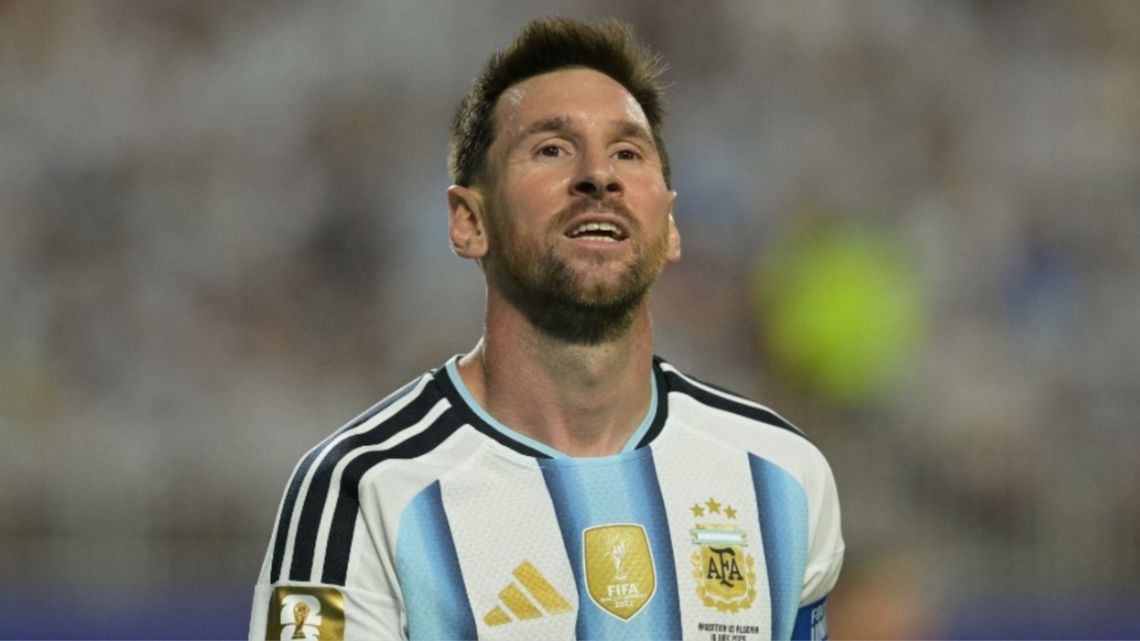 Lionel Messi quebrou o silêncio após sua estreia e minimizou seu recorde histórico na Copa do Mundo Lionel Messi quebrou o silêncio após sua estreia e minimizou seu recorde histórico na Copa do Mundo