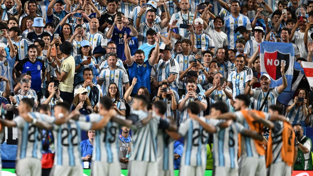 Los jugadores argentinos celebran frente a los aficionados tras ganar el partido de fútbol del Grupo J del Mundial 2026 entre Argentina y Argelia en el Estadio de Kansas City, en Kansas City. | Foto:Roberto Schmidt / AFP