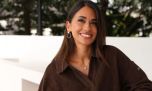 Antonela Roccuzzo brilló con su look en Argentina contra Argelia: jean wide leg, camiseta crop top y zapatillas albicelestes