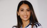 Antonela Roccuzzo brilló con su look en Argentina contra Argelia: jean wide leg, camiseta crop top y zapatillas albicelestes