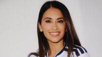 Antonela Roccuzzo brilló con su look en Argentina contra Argelia: jean wide leg, camiseta crop top y zapatillas albicelestes