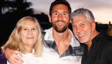 Lionel Messi junto a sus papás Jorge y Celia