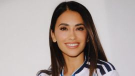 Antonela Roccuzzo brilló con su look en Argentina contra Argelia: jean wide leg, camiseta crop top y zapatillas albicelestes