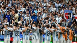 Los jugadores argentinos celebran frente a los aficionados tras ganar el partido de fútbol del Grupo J del Mundial 2026 entre Argentina y Argelia en el Estadio de Kansas City, en Kansas City.