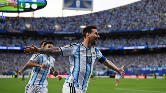Magic Messi bags hat-trick, breaks World Cup record as Argentina rout Algeria 3-0