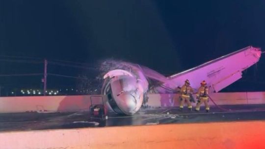 Una avioneta cayó sobre una autopista en Texas: un muerto y cinco sobrevivientes
