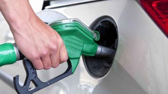 Argentina lidera en Latinoamérica la suba de combustibles: cuánto aumentó la nafta