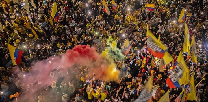 Aficionados colombianos apoyan a su selección en el monumento al Ángel de la Independencia en la Ciudad de México.