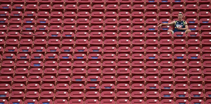 El defensor sueco número 2, Gustaf Lagerbielke, descansa en la tribuna durante una sesión de entrenamiento en el estadio del FC Dallas en Dallas, Texas, durante el Mundial de Fútbol de 2026.