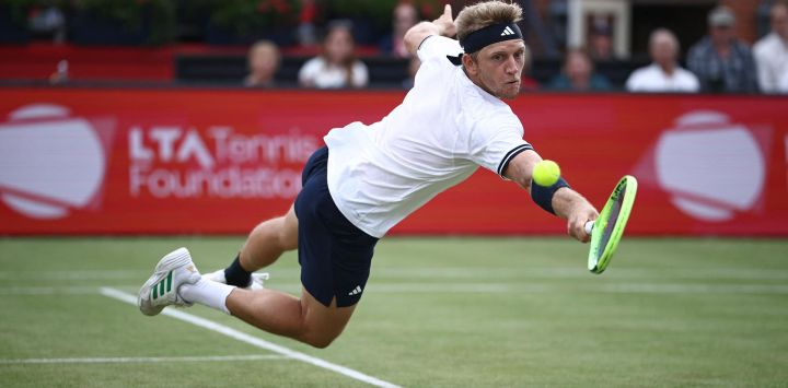 El español Alejandro Davidovich Fokina se lanza para devolver la pelota ante el británico Cameron Norrie durante su partido de dieciseisavos de final individuales masculinos del ATP HSBC Championships, disputado en el Queen's Club, al oeste de Londres.