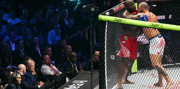 El presidente de Estados Unidos, Donald Trump, observa el combate de peso pesado entre el estadounidense Josh Hokit (derecha) y el estadounidense Derrick Lewis durante el evento de artes marciales mixtas 