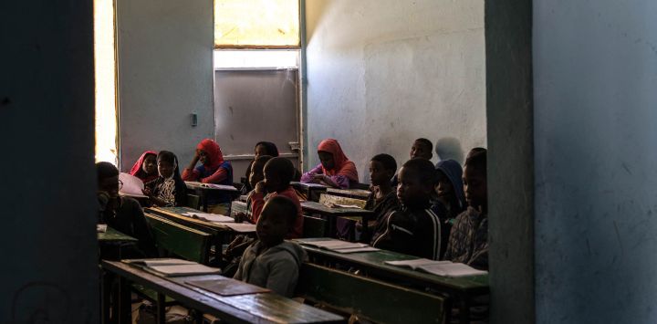 Estudiantes asisten a clase en un centro de alfabetización para hijos de trabajadores migrantes creado por la Organización de Apoyo y Asistencia a Migrantes y Refugiados en Nouadhibou, Mauritania.