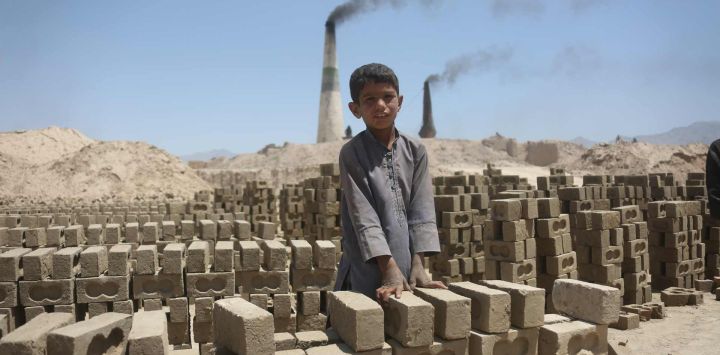 Imagen de un niño afgano trabajando en una fábrica de ladrillos, en Kabul, Afganistán. Millones de niños afganos abandonan la escuela para trabajar en hornos de ladrillos, mercados, sitios de construcción y talleres, impulsados porla exrema pobreza que ha destrozado familias en todo el país.