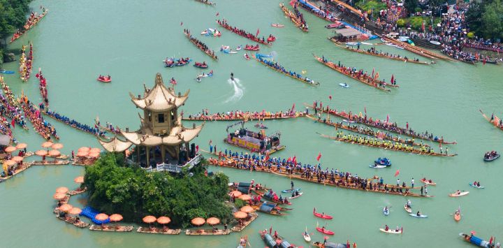 Imagen tomada con un dron de equipos de botes del dragón participando en un desfile acuático, en el distrito de Bijiang de Tongren, en la provincia de Guizhou, en el suroeste de China.