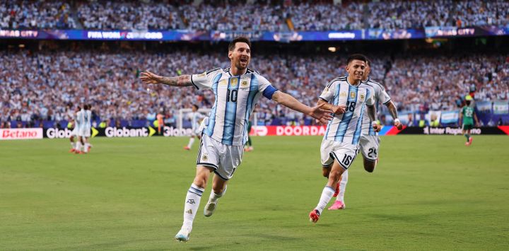 Lionel Messi de Argentina celebra el primer gol de su equipo durante el partido del Grupo J de la Copa Mundial de la FIFA 2026 entre Argentina y Argelia en el Estadio de Kansas City.