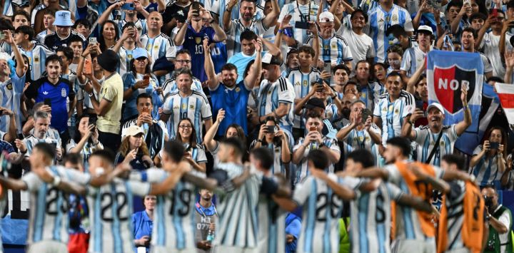 Los jugadores argentinos celebran frente a los aficionados tras ganar el partido de fútbol del Grupo J del Mundial 2026 entre Argentina y Argelia en el Estadio de Kansas City, en Kansas City.