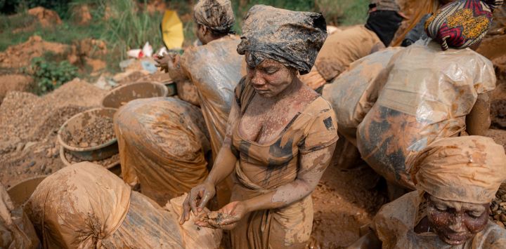 Mujeres mineras, cubiertas con bolsas de plástico sobre su ropa, conocidas localmente como "decalots" para protegerse del barro y la suciedad, limpian rocas en el agua en busca de partículas de oro en un yacimiento minero artesanal en Mongbwalu, provincia de Ituri. El último brote de ébola en la República Democrática del Congo, declarado el 15 de mayo de 2026, ha afectado principalmente a la remota provincia nororiental de Ituri, azotada por el conflicto. Las autoridades sanitarias advierten que los movimientos de población vinculados a la minería artesanal, el desplazamiento y la inseguridad están dificultando los esfuerzos de contención en una región donde no existe una vacuna aprobada para esta cepa de ébola.