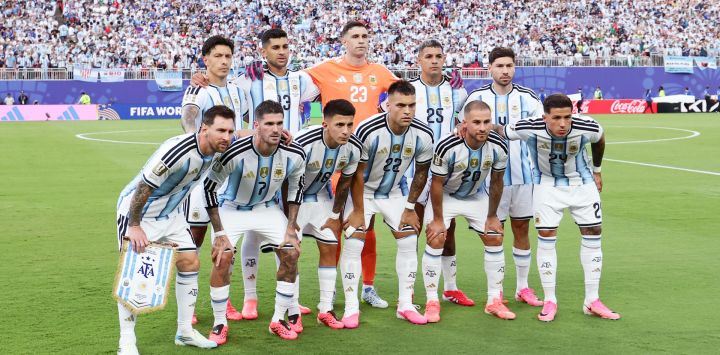 ugadores de Argentina posan para fotografías grupales previo al partido del Grupo J de la fase de grupos de la Copa Mundial de la FIFA 2026 ante Argelia, celebrado en el Estadio Kansas City, en Kansas City, Estados Unidos.