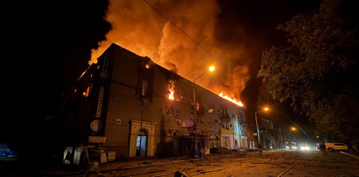 Esta fotografía muestra un edificio residencial en llamas tras un ataque aéreo en Zaporiyia, en el contexto de la invasión rusa de Ucrania.