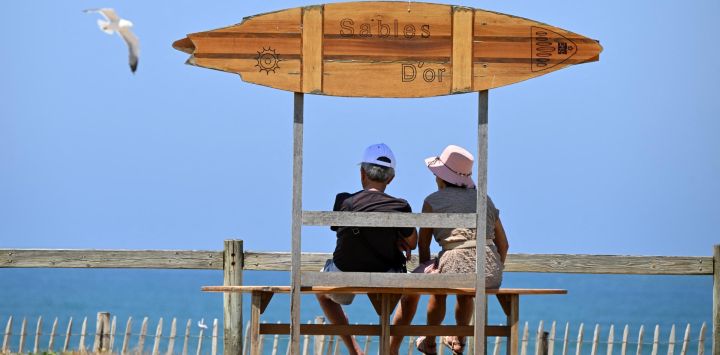Varias personas toman el sol en Anglet mientras la ola de calor azota el suroeste de Francia.