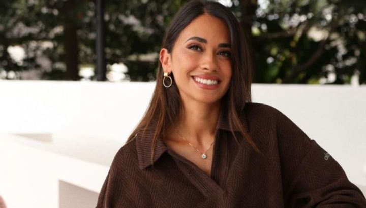 Antonela Roccuzzo brilló con su look en Argentina contra Argelia: jean wide leg, camiseta crop top y zapatillas albicelestes