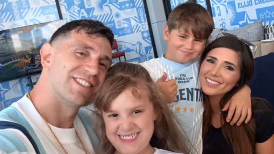 Dibu Martínez y Mandinha junto a sus hijos, Santi y Ava