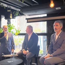 Los directivo de JetSmart durante el anuncio en Buenos Aires. Gonzalo Castro, Estuardo Ortiz fundador y CEO, y Gonzalo Pérez Corral.