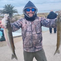 La pesca se da a flote mayormente, con brazoladas largas de hasta 80 cm, aunque por momentos, la chance está con paternóster. 