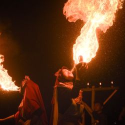Artistas que escupen fuego actúan durante las celebraciones que marcan el inicio del Año Nuevo Islámico en Bandung, Java Occidental, Indonesia. | Foto:TIMUR MATAHARI / AFP