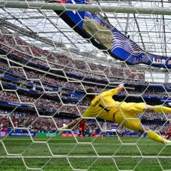 El arquerode Bosnia-Herzegovina, Nikola Vasilj, no puede evitar el cuarto gol de Suiza, anotado por el centrocampista Granit Xhaka , durante el partido de fútbol del Grupo B de la Copa Mundial de 2026 entre Suiza y Bosnia y Herzegovina, disputado en el Estadio de Los Ángeles en Inglewood. | Foto:Frederic J. Brown / AFP