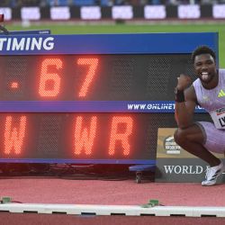 El estadounidense Noah Lyles posa para una foto junto al marcador tras ganar la carrera de 150 metros masculinos con un nuevo récord mundial en la 65.ª Reunión de Atletismo Golden Spike de la IAAF 2026, celebrada en Ostrava, República Checa. | Foto:Michal Cizek / AFP