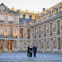 El presidente de Francia, Emmanuel Macron y su esposa, Brigitte Macron, dan la bienvenida al presidente de Estados Unidos, Donald Trump, en el Palacio de Versalles, antes de una cena para celebrar el 250 aniversario de la independencia de Estados Unidos. La cena tuvo lugar en Versalles, al suroeste de París. | Foto:Mandel Ngan / AFP