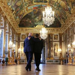 El presidente estadounidense Donald Trump recibe al presidente francés Emmanuel Macron en una visita guiada al Palacio de Versalles antes de una cena que tendrá lugar en Versalles, Francia. La cena se celebró tras la conclusión de la cumbre del Grupo de los Siete (G7) de esta semana en Evian, Francia. | Foto:Anna Moneymaker / POOL / AFP