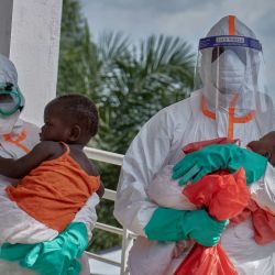 Imagen de trabajadores médicos con bebés, vistos en un centro de tratamiento del ébola, en Bunia, en la provincia de Ituri, República Democrática del Congo (RDC). El número de casos confirmados de ébola en la RDC ha ascendido a 676, incluyendo 136 fallecimientos, mientras las autoridades de salud advirtieron de la persistencia de la transmisión comunitaria y el riesgo de una repentina expansión geográfica del brote. | Foto:Xinhua