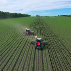 Imagen tomada con un dron de agricultores operando maquinaria agrícola equipada con el Sistema de Navegación por Satélite BeiDou en un campo de maíz, en la provincia de Heilongjiang, en el noreste de China. Las operaciones agrícolas de verano ya están en marcha en toda la provincia de Heilongjiang. Diversos tipos de maquinaria y equipos agrícolas modernos se han puesto en funcionamiento, proporcionando un sólido apoyo para mejorar la eficiencia de la producción agrícola y aumentar la producción de cereales. | Foto:Xinhua/Xu Yingxian
