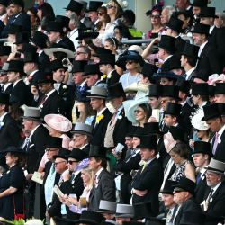 Los aficionados esperan el inicio de la carrera de caballos St James's Palace Stakes en el primer día del encuentro hípico Royal Ascot en Ascot, al oeste de Londres. | Foto:JUSTIN TALLIS / AFP