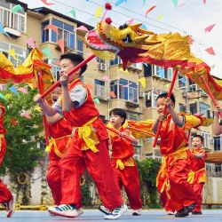Niños participantes en una presentación de la danza del dragón en un jardín de infantes, en Yantai, en la provincia de Shandong, en el este de China. Diversas actividades se han llevado a cabo en toda China para dar la bienvenida al próximo Festival Duanwu, o Festival del Bote del Dragón. | Foto:Xinhua/Sun Wentan