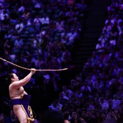 Un luchador de sumo realiza su ritual durante la ceremonia de giro de arco (Yumitori-shiki) antes de la gran final del segundo día del Torneo de Sumo de París 2026, en París. | Foto:Behrouz Mehri / AFP