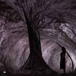 Un visitante observa la última obra del artista francés JR, "La Caverne du Pont Neuf" ("La Cueva del Pont Neuf"), en el puente Pont-Neuf de París. | Foto:JOEL SAGET / AFP