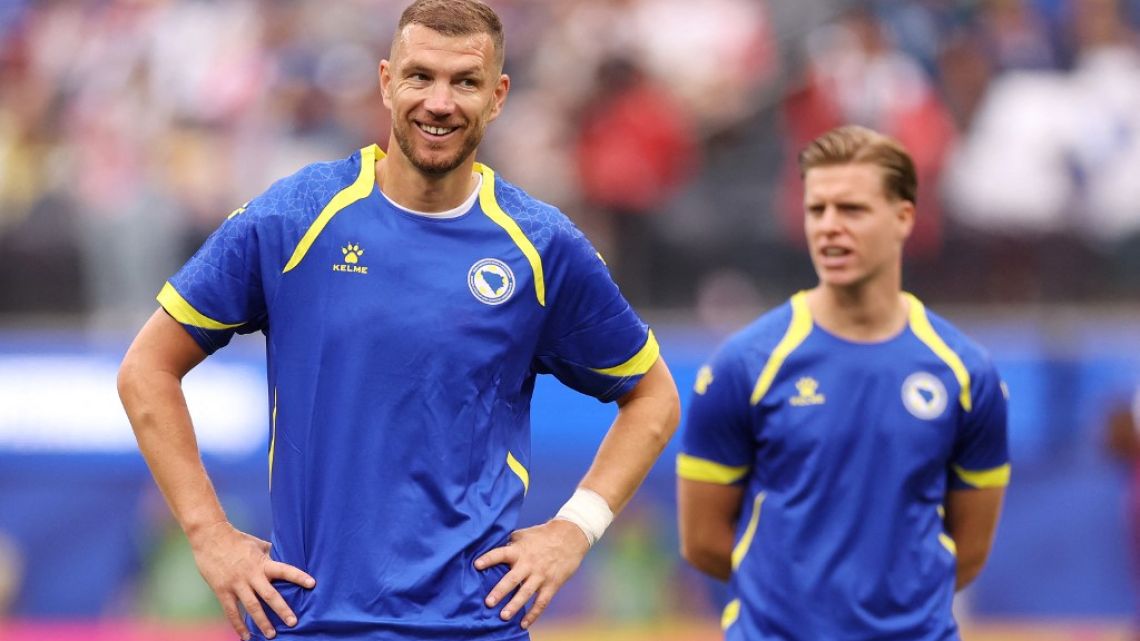Quién es Edin Dzeko, el delantero bosnio que jugó contra Argentina en 2014 y hoy fue titular contra Suiza
