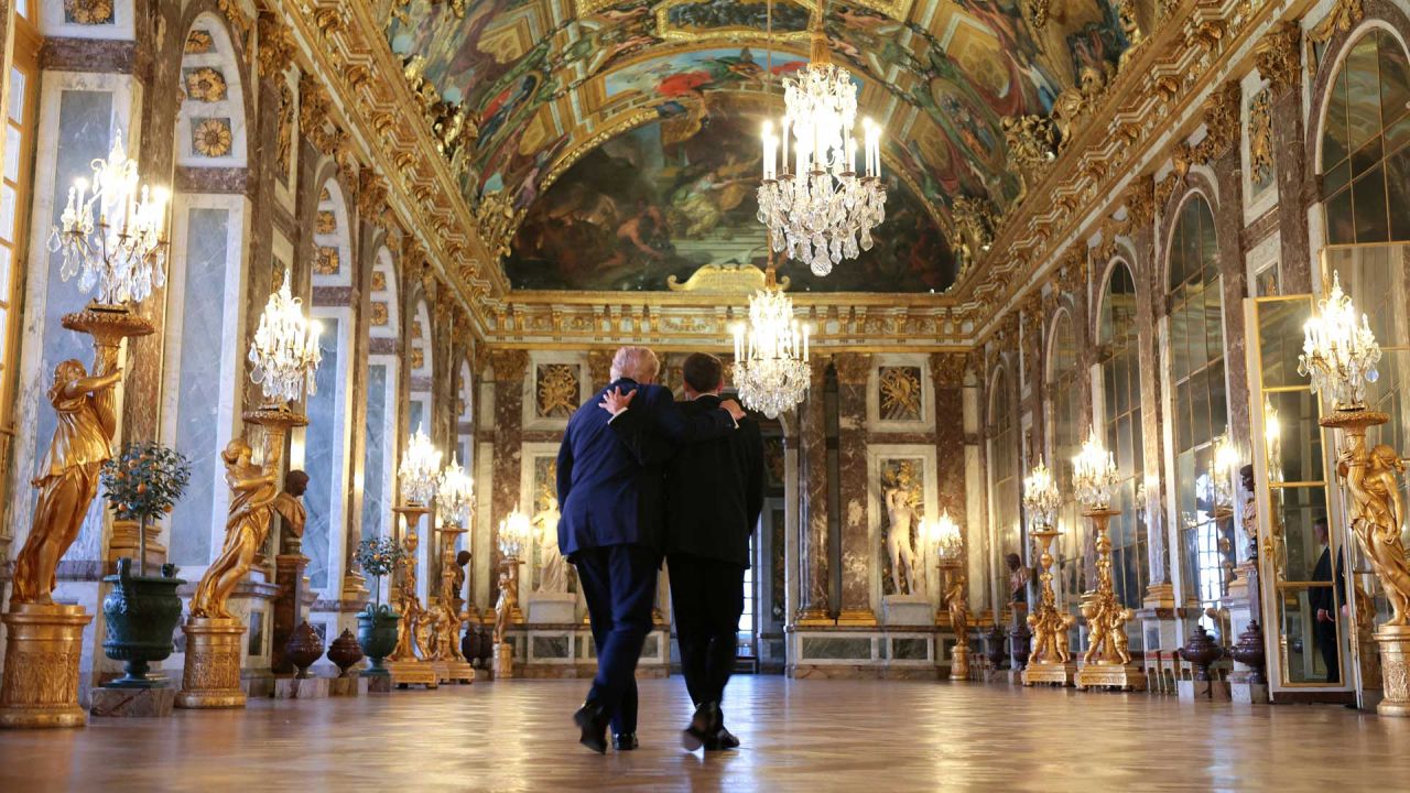 El presidente estadounidense Donald Trump recibe al presidente francés Emmanuel Macron en una visita guiada al Palacio de Versalles antes de una cena que tendrá lugar en Versalles, Francia. La cena se celebró tras la conclusión de la cumbre del Grupo de los Siete (G7) de esta semana en Evian, Francia. | Foto:Anna Moneymaker / POOL / AFP